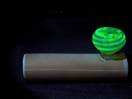 Uranium glass device with - ,